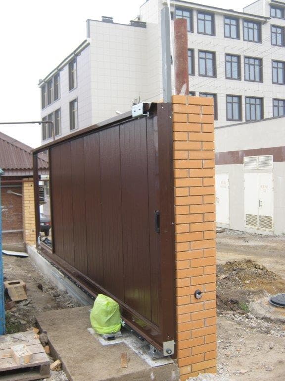 Производим установку откатных ворот в Зверево, беремся за проекты любой сложности. Опыт работы наших сотрудников - более 12 лет. Цены Вас приятно удивят.