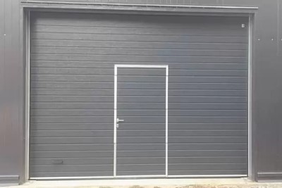 Промышленные секционные ворота Алютех с калиткой - практичного серого цвета