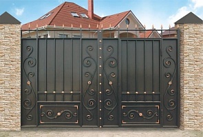 Распашные ворота с зашивкой листовым металлом и элементами ковки