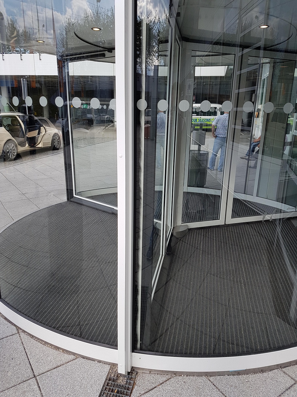 Заказать установку автоматических дверей в Зверево. Монтаж выполняется командой профессионалов с опытом работы более 9 лет. 