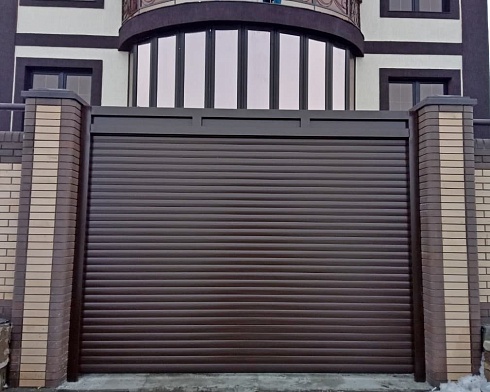 Роллетные ворота Алютех серии Prestige со сплошным алюминиевым профилем роликовой прокатки AG/77 с доставкой в Зверево 