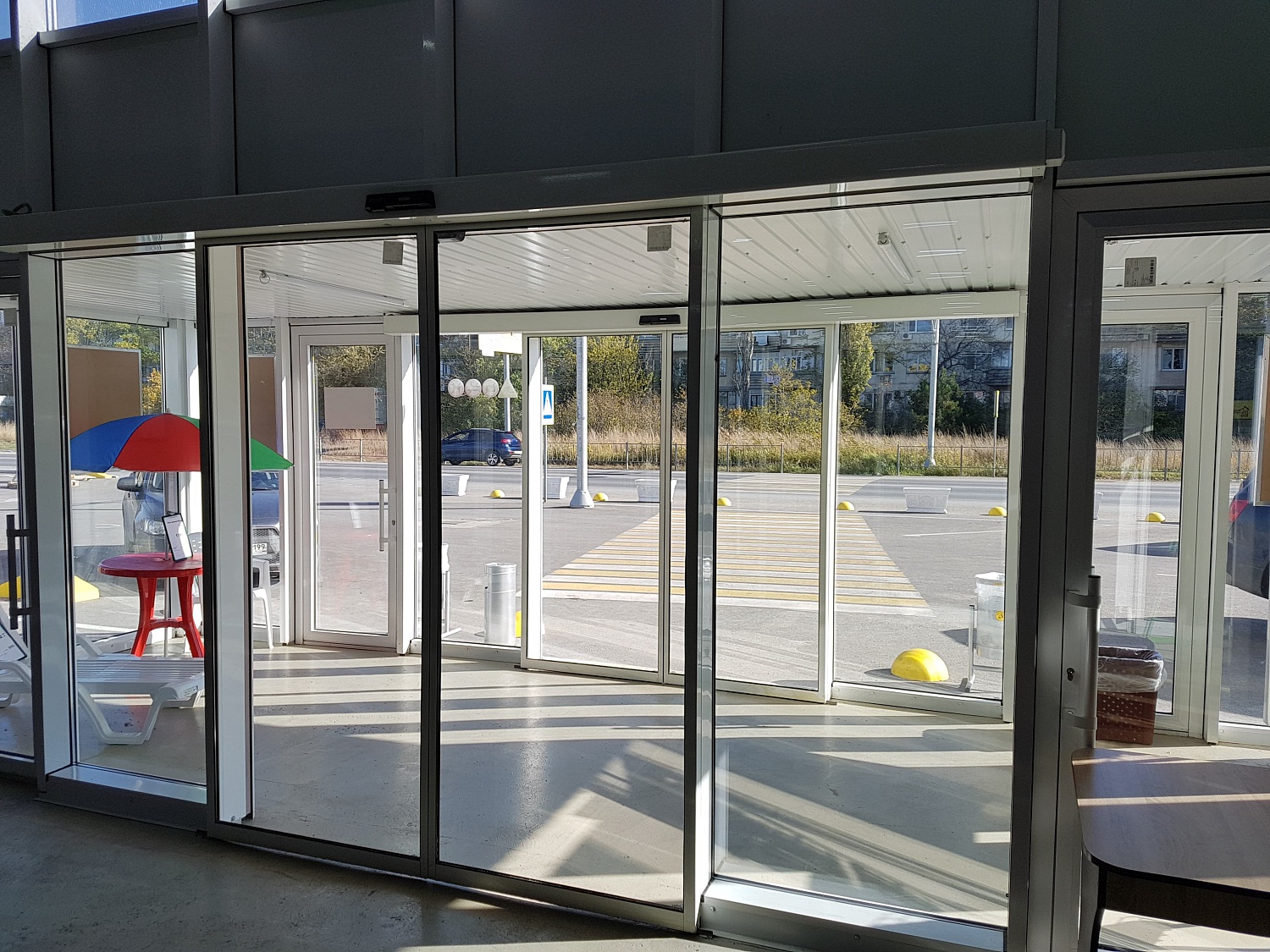 Заказать установку автоматических дверей в Зверево. Монтаж выполняется командой профессионалов с опытом работы более 9 лет. 